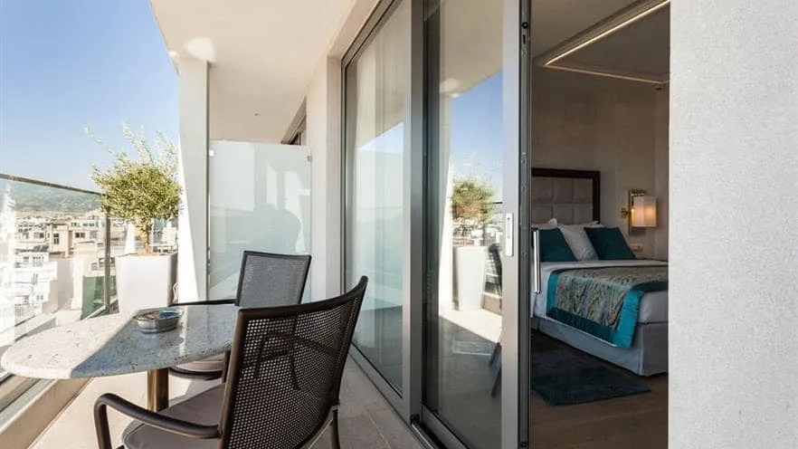 s560-balcony-view.tmb-864x468.webp